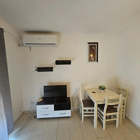 Bral 5 - Beachfront Apartment Durres