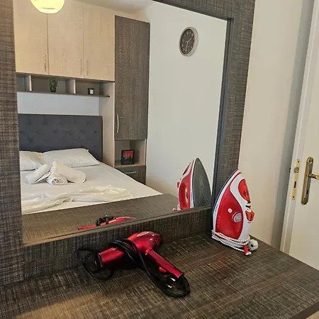 Bral 5 - Beachfront Apartment *